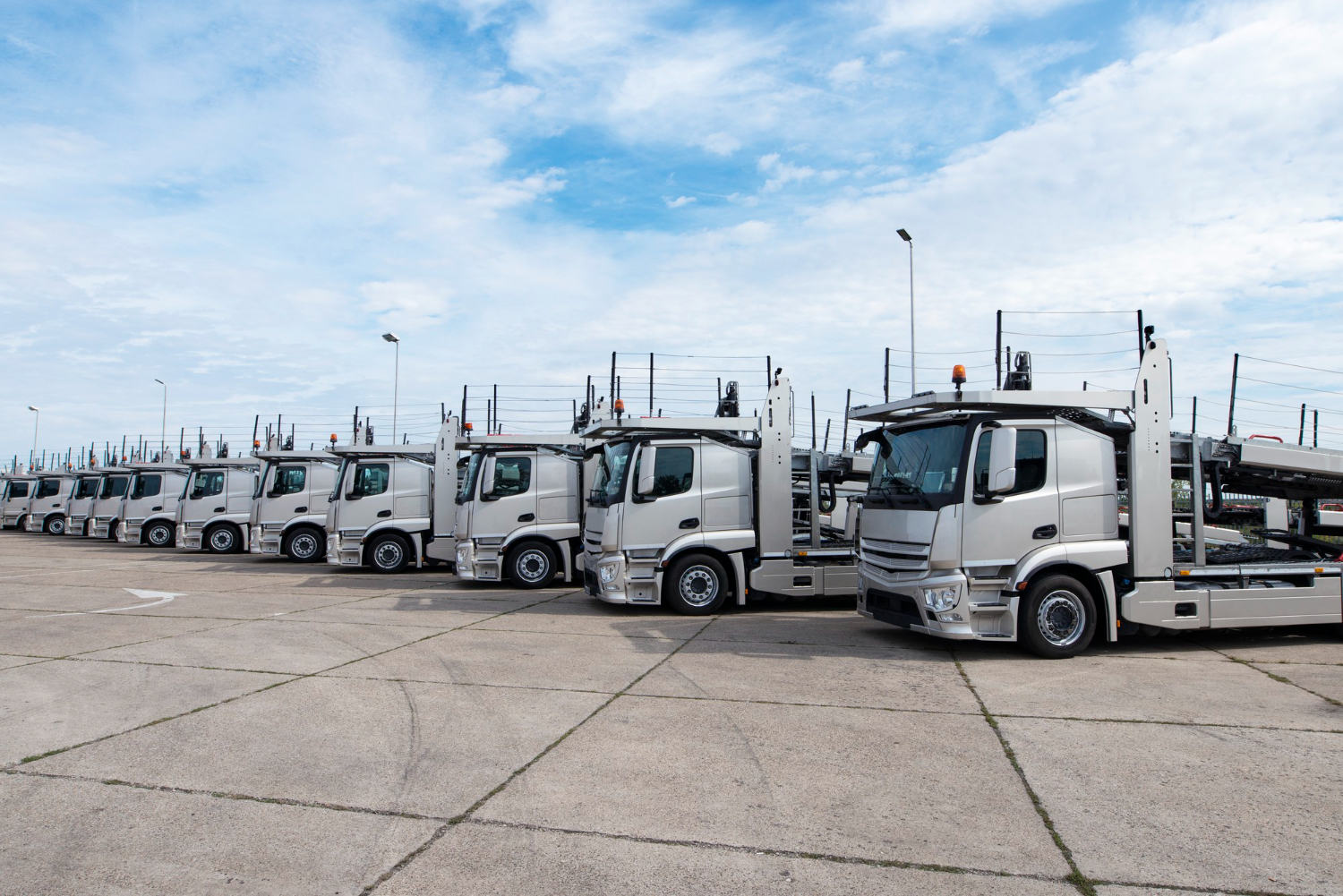 Flotte de camions porte-voitures atra alignés sur un parking logistique à Gaillac
