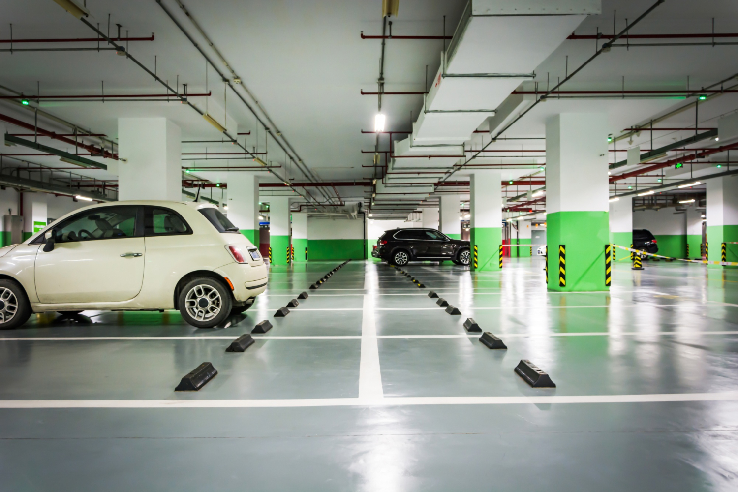Parking souterrain moderne et sécurisé chez atra à gaillac avec voitures stationnées