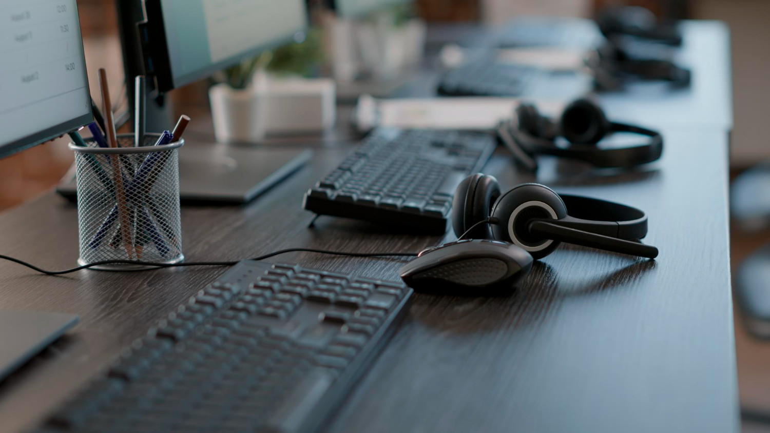 Bureau moderne organisé du service client atra à gaillac avec casques et postes informatiques alignés