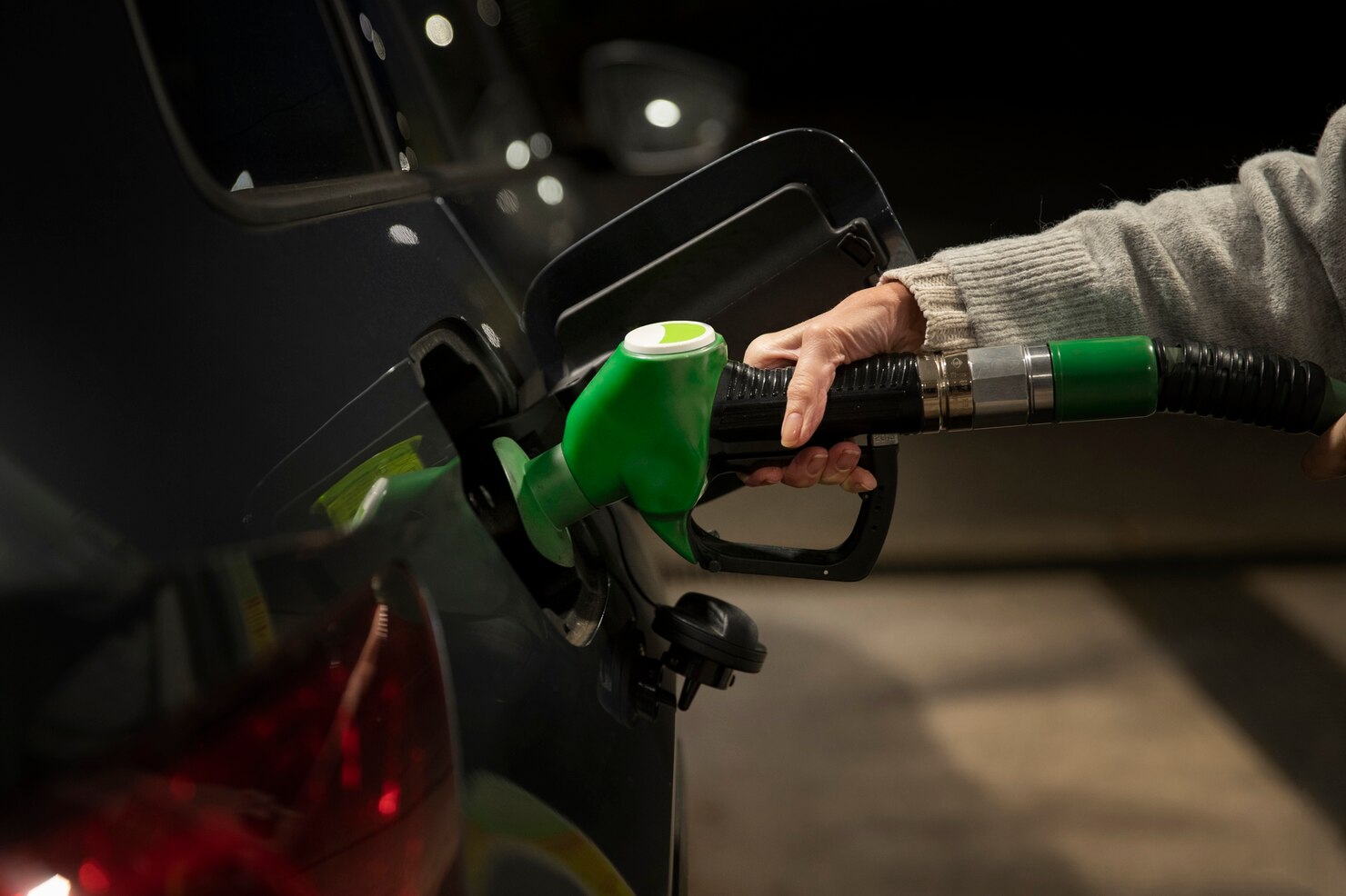 Ravitaillement nocturne en carburant sans plomb par atra sur véhicule à gaillac
