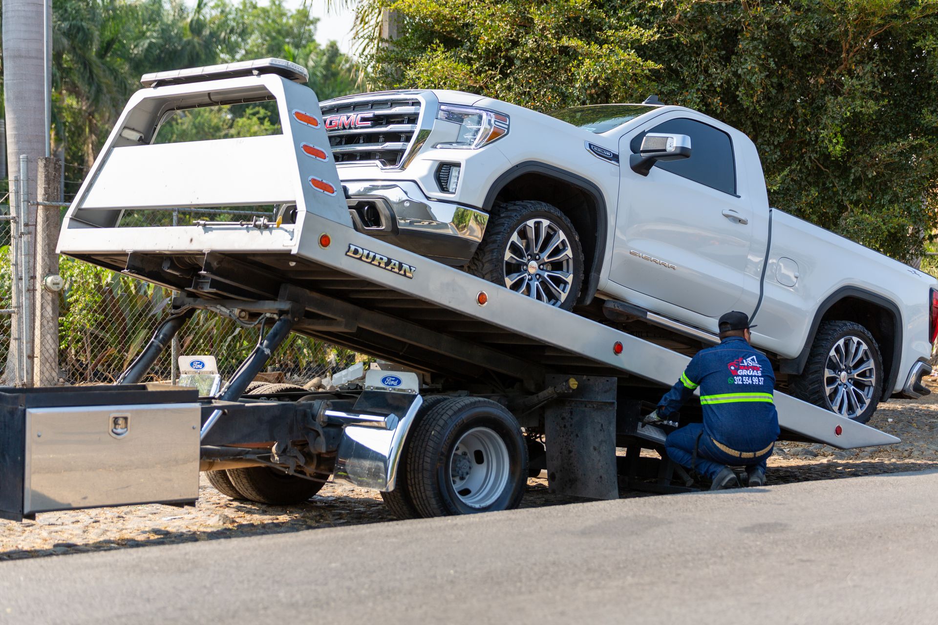 Remorquage atra à Gaillac avec dépanneuse chargeant un pick-up GMC Sierra blanc en bord de route
